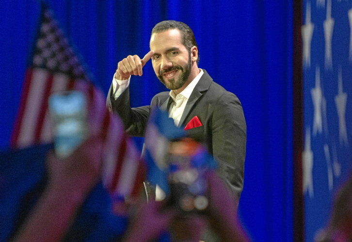 Bukele saluda al llegar a la Conferencia Política de Acción Conservadora, en Maryland.