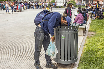 Un hombre rebusca en un cubo de la basura en una calle de Buenos Aires, en una imagen de archivo. 