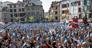 Le 8 avril 2017, près de quatre mois après l’action symbolique, les Artisans de la paix ont remis aux autorités françaises la totalité de l’arsenal de l’organisation ETA. (Archive)