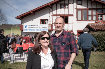  Béatrice Molle-Haran et Txetx Etcheverry, ici devant la maison de la première à Louhossoa, ont donné une conférence de presse dans l’enceinte de l’Assemblée nationale, mercredi 27 mars. 