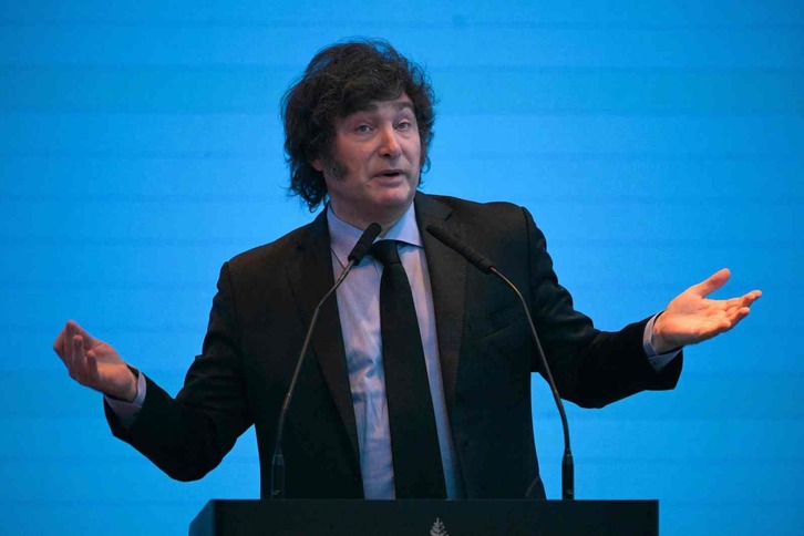 El presidente argentino Javier Miei pronuncia un discurso durante el Foro Económico Internacional de las Américas en Buenos Aires.