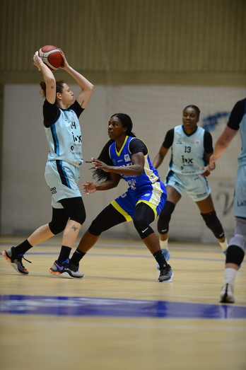 María España busca el pase y al parecer, no ve el apoyo de Iris Mbulito.