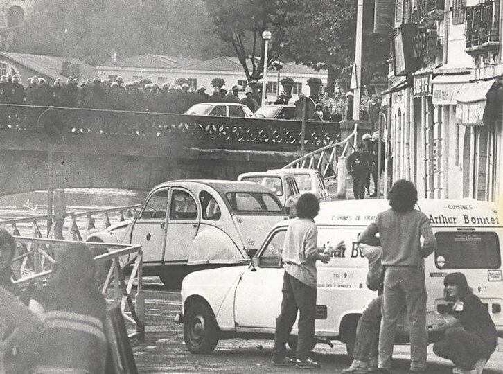 De izquierda a derecha, Jon Idigoras con el grupo de refugiados vascos deportados a Panamá; protesta contra la guerra sucia en Baiona; el féretro de Santi Brouard en la escalinata del Ayuntamiento de Bilbo; y rueda de prensa de Iparraterrak.