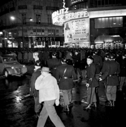 La Policía vigila la manifestación de apoyo al FLN del 17 de octubre de 1961 en París.