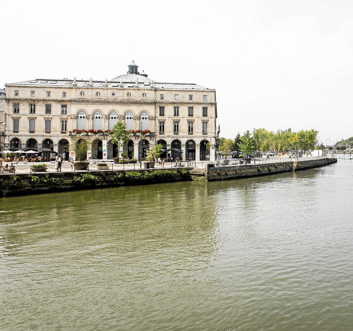 El Ayuntamiento de Baiona, en el punto en el que se unen el Aturri y el Errobi.