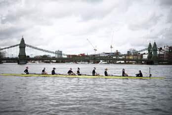 Remeros de Oxford se entrenan en el Támesis.