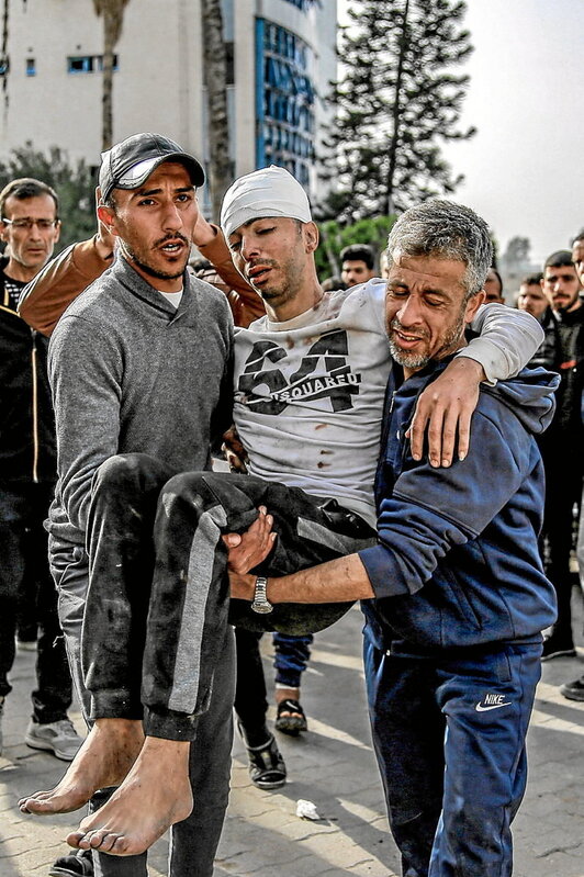 Un herido es trasladado al hospital Ahli Arab, en Ciudad de Gaza.