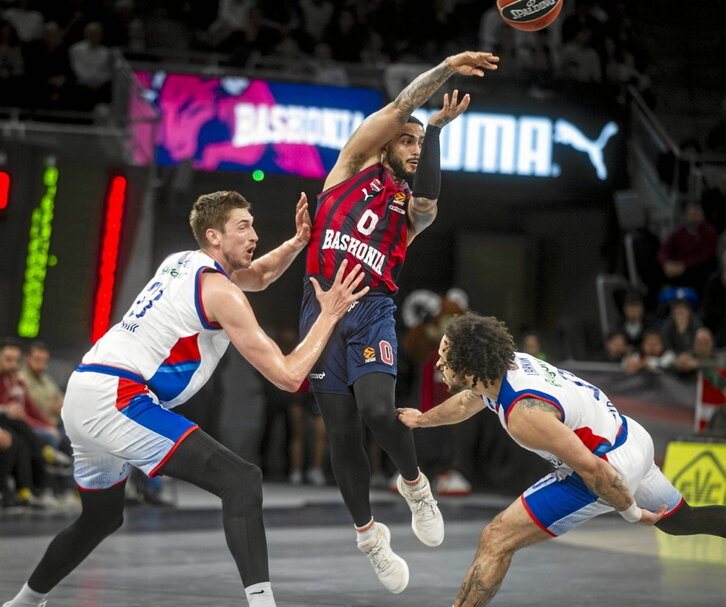 La asfixiante defensa de Efes ahogó a Markus Howard.