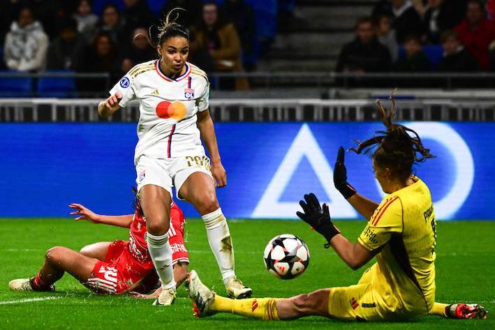 Pauels intercepta el disparo de Cascarino, autora de un doblete en el partido de vuelta. (Olivier Chassignole/AFP)