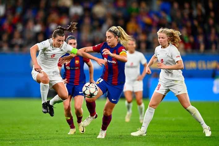Alexia intenta llevarse el balón ante Kvamme, autora del gol del Brann en el choque de ida. (Pau Barrera/AFP)