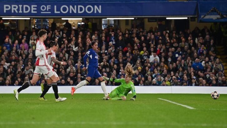 Mayra Ramírez supera la salida de Van Eijk para adelantar al Chelsea.