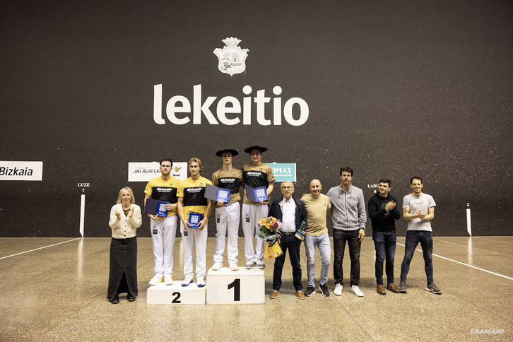 Manci eta Erkiaga, txapelarekin, alboan Basque eta Laduche dituztela. 