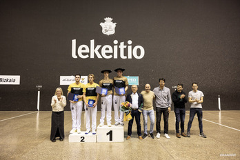 Manci eta Erkiaga, txapelarekin, alboan Basque eta Laduche dituztela. 