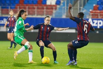 Arene disputa el balón durante el choque de la primera vuelta entre Eibar y Betis que se saldó con victoria azulgrana.