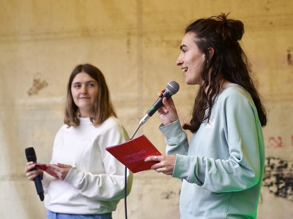 Ernai gazte antolakundeko kideak, Lezon elkartutako lagunei ongietorria egiten.