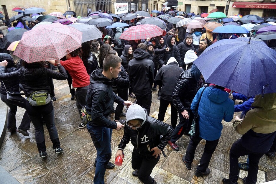 Lezoko plaza hartu dute gazte independentistek topaketaren lehen egunean.