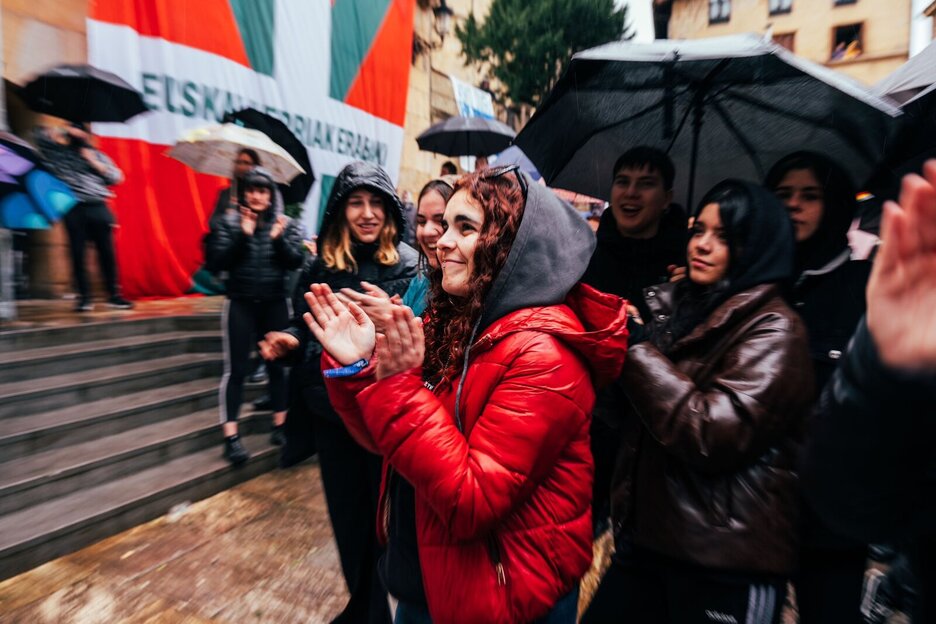 Txaloak eta irribarreak, eguraldi eskasari aurre egiteko. 