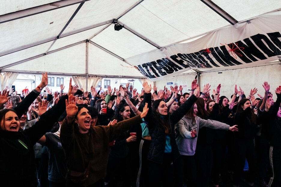 Gazteak, giro ederrean lehen unetik. 