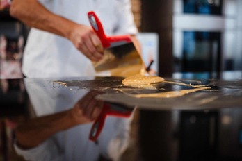 El chef francés Frédéric Bau trabaja el chocolate rubio. 