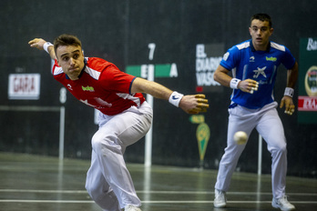 Jon Ander Peña, pilota astintzeko prest, atzean Larrazabal duela.