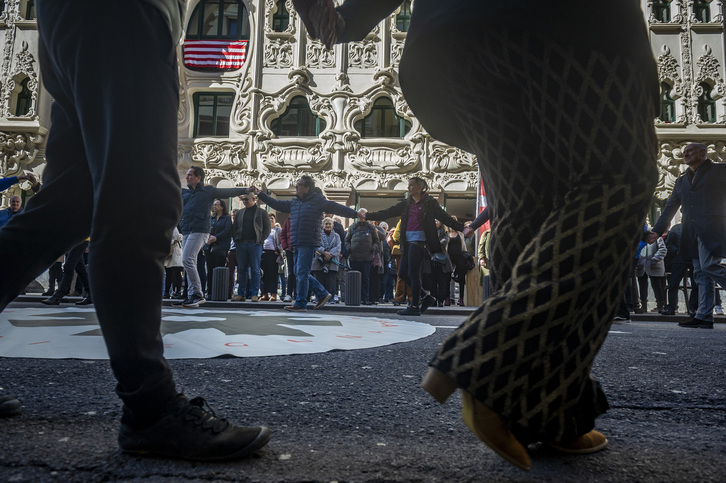 Soka-dantza antes del acto ante el Teatro Campos de Bilbo.
