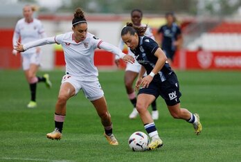 Bernabé avanza con el balón ante Débora García.