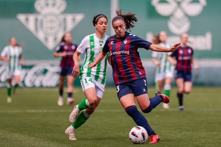 Eider se adelanta a Carol para gacerse con el balón.