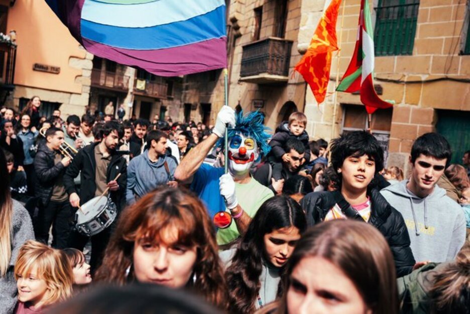 Larunbat goizean kalejira egin dute Porrotxekin. Larunbat goizean kalejira egin dute Porrotxekin.