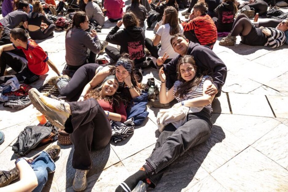 Tarteka euria egin duen arren, eguzkia ere atera da Lezon. Tarteka euria egin duen arren, eguzkia ere atera da Lezon.