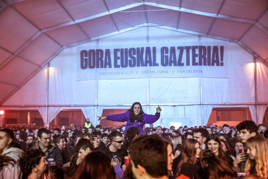 Gauetan, ostiral eta larunbatean, kontzertu eta DJen eskaintza zabala eskaini du Gazteon Eskutik ekimenak. Gauetan, ostiral eta larunbatean, kontzertu eta DJen eskaintza zabala eskaini du Gazteon Eskutik ekimenak.