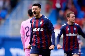 Sergio celebra con rabia el gol con el que ampliaba distancias nada más entrar al campo.