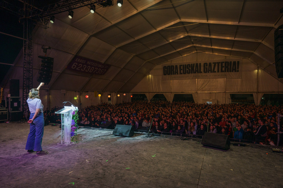 Alava, ukabila altxata, lepo betetako karparen aurrean. Alava, ukabila altxata, lepo betetako karparen aurrean.