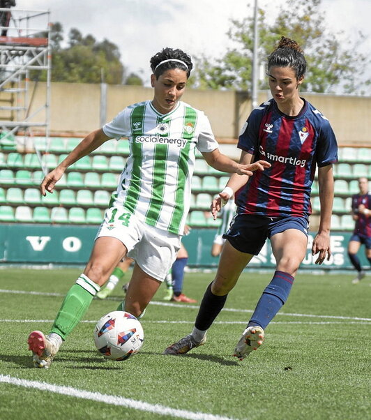 Carol controla el balón junto a Carla.