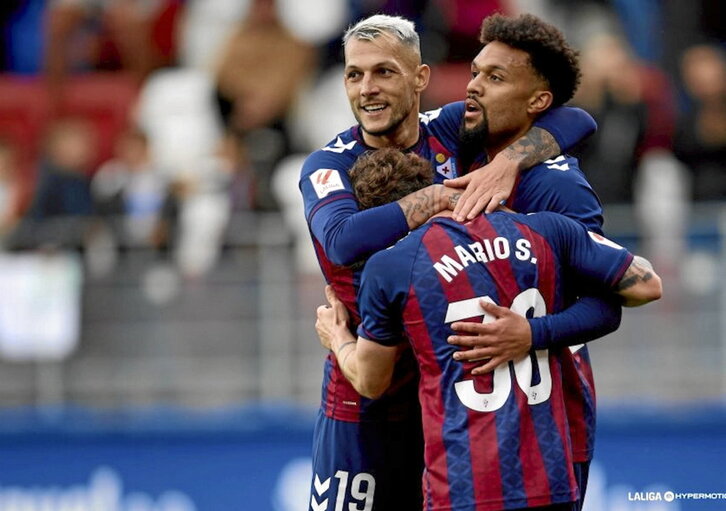 Konrad, que anotó dos goles, se abraza con Stoichkov y Soriano.