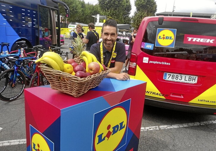 Bajo estas líneas, Josu Larrazabal, responsable de rendimiento de Lidl-Trek. En la siguiente página, Adriana Iriarte, fisioterapeuta de Bahrain-Victorious y, debajo, Aitor Viribay, responables de nutrición y metabolismo del ejercicio de Ineos.