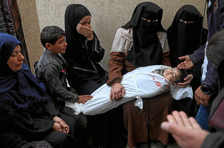 Familiares lloran la muerte de un niño de corta edad en un bombardeo israelí en Jan Yunis.