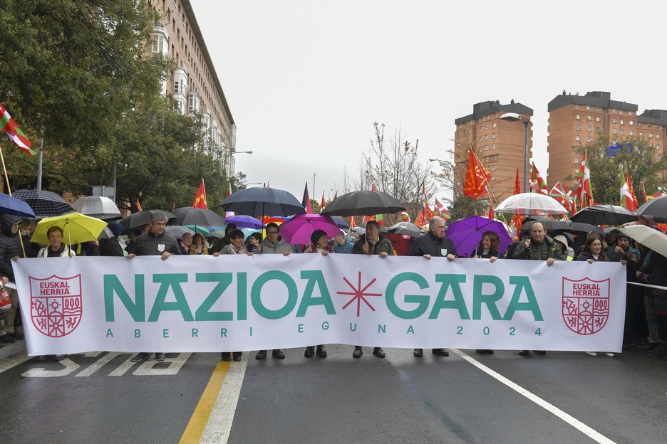 Iruñean EH Bilduk egin duen manifestazioaren burua, koalizio abertzaleko ordezkariekin. Iruñean EH Bilduk egin duen manifestazioaren burua, koalizio abertzaleko ordezkariekin.