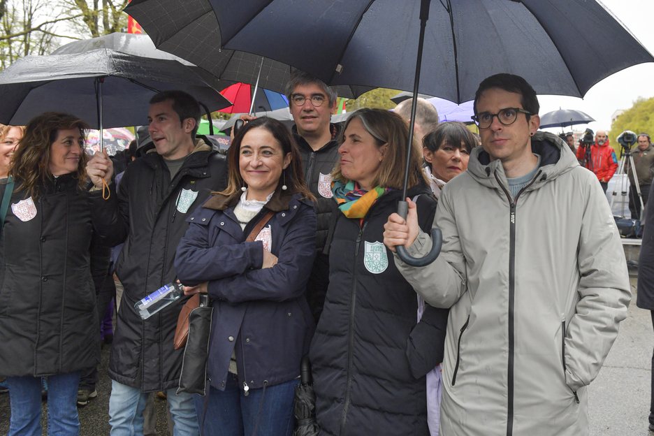 EH Bilduko ordezkariak Iruñean, tartean, Pello Otxandiano lehendakarigaia. EH Bilduko ordezkariak Iruñean, tartean, Pello Otxandiano lehendakarigaia.