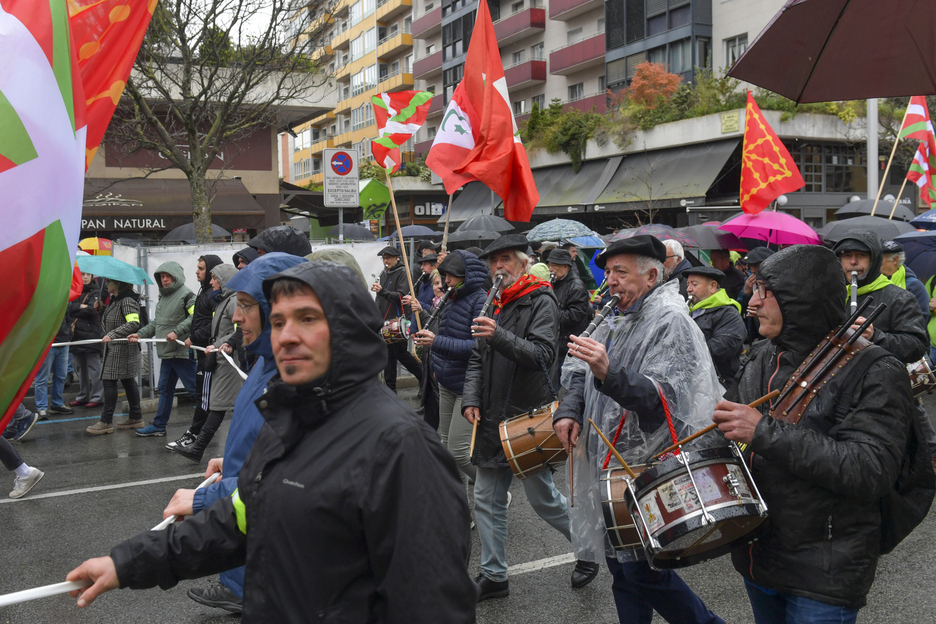 Ikurriñak, Nafarroako banderak eta musika, Iruñeko manifestazioan. Ikurriñak, Nafarroako banderak eta musika, Iruñeko manifestazioan.