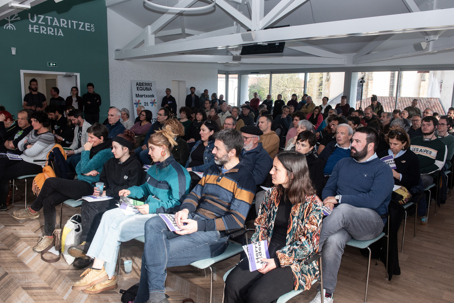 Abertzaleak adi, Bagirak ‘Herri Bidea’ aurkeztu bitartean. Abertzaleak adi, Bagirak ‘Herri Bidea’ aurkeztu bitartean.