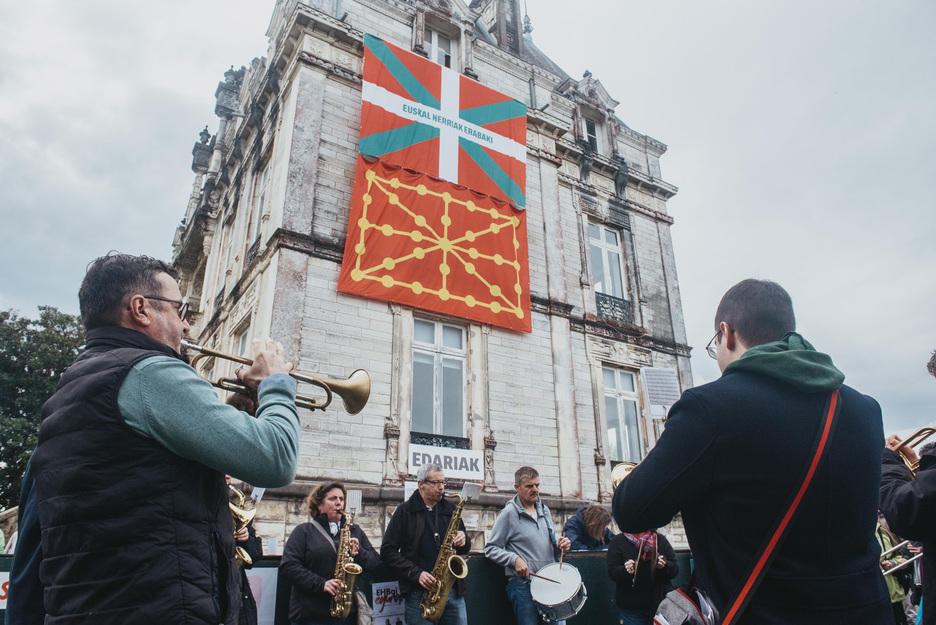 Uztaritze, ikurriñaz eta Nafarroako banderaz atonduta, Aberri Egunean. Uztaritze, ikurriñaz eta Nafarroako banderaz atonduta, Aberri Egunean.