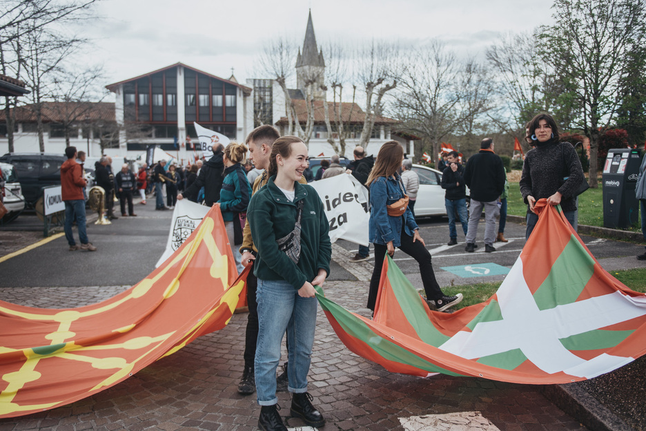 Herritar gazteak Uztaritzeko martxan. Herritar gazteak Uztaritzeko martxan.