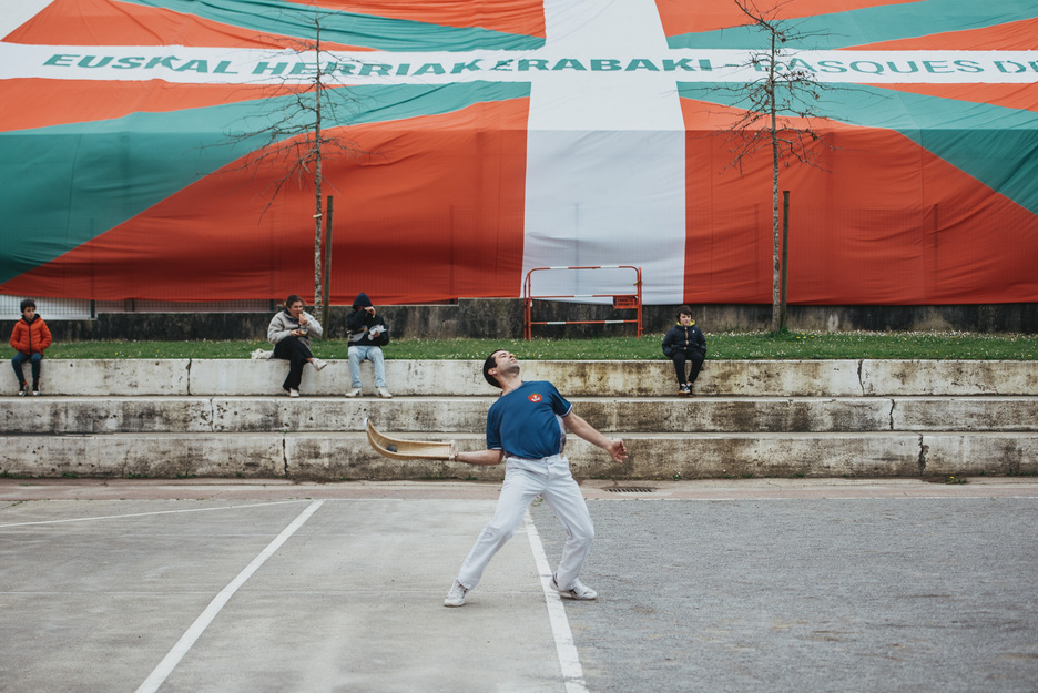 Zestan, ikurriña erraldoia atzean duela. Zestan, ikurriña erraldoia atzean duela.