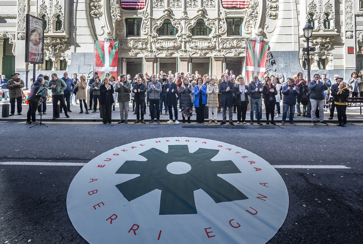 Euskal gizartearen ordezkaritza zabala eta bi alderdi nagusiak izan ziren Campos antzokian.