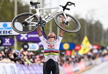 Mathieu van der Poel levanta su bicicleta tras ganar su tercer Tour de Flandes.