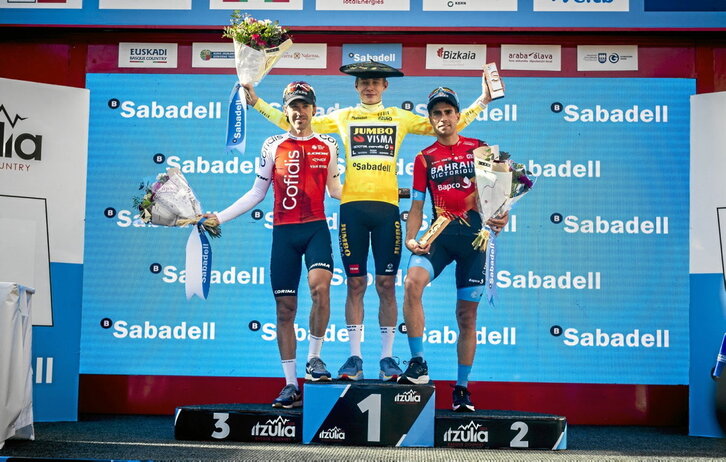 Ion Izagirre, Jonas Vingegaard y Mikel Landa, en el podio final de la última edición de la Itzulia.