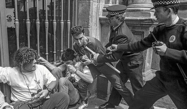 Sobre estas líneas, imagen de la detención de un grupo de insumisos en Iruñea. A la derecha, una protesta frente al Gobierno militar de Bilbo.