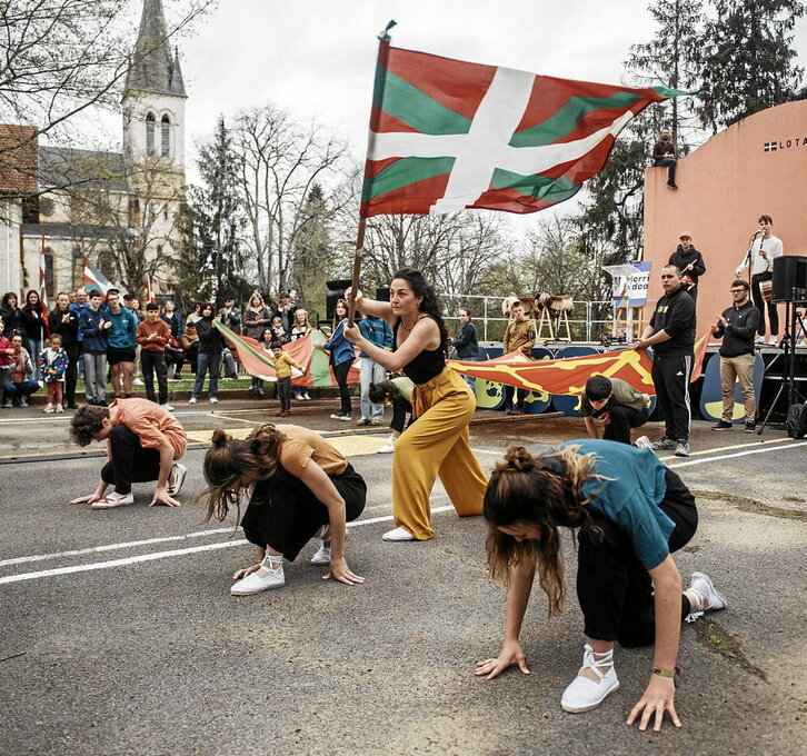 Besteak beste, dantzaz ospatu zuten Aberri Eguna Uztaritzen.