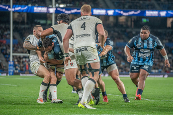 El ataque de Aviron trata de superar la rocosa defensa de Toulon.