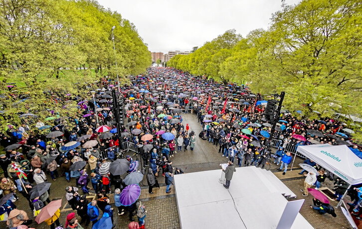 Arnaldo Otegi, durante su discurso en el Aberri Eguna celebrado en Iruñea, ante miles de personas y delante de otros cargos de EH Bildu y de sus invitados.